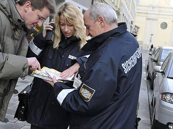Als hilfsbereite Ansprechpartner für jeden Bürger - so versteht die Polizei die ehrenamtlichen "Kollegen" von der Sicherheitswacht. Im Landkreis Coburg sind sie schon unterwegs. Foto: Bayerische Polizei