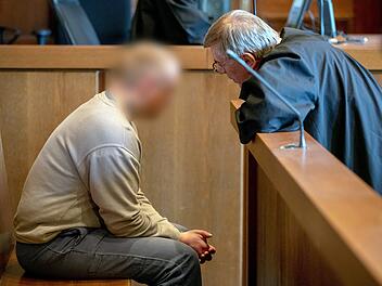 Die Staatsanwaltschaft wirft dem Mann versuchten Mord in drei Fällen vor.