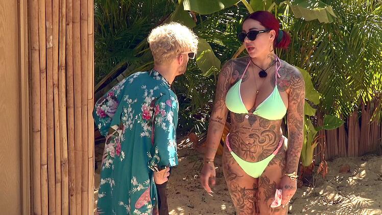 Kate (rechts) ist &uuml;ber die Ann&auml;herung von Sam (links) und Georgina gar nicht happy.