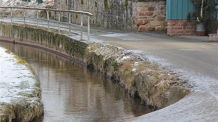 Die Mauer am Mühlbach entlang wird für 4700 Euro saniert.