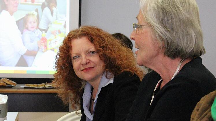Margarete Bause hörte aufmerksam zu, als Stefanie Schneyer (links) von ihrer Patenschaft erzählte. Fotos: Katja Kölbl