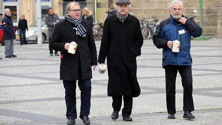 Michael Ehlers vom Brose-Baskets-Business-Club mit Paul Maar und Norbert Engel (v.l.) Foto: Matthias Hoch