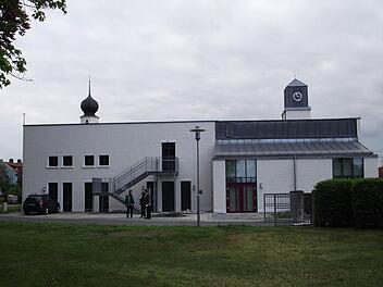 Im neuen Glanz präsentieren sich nach der Generalsanierung das Pfarrzentrum und die Kirche "Sankt Elisabeth" in Küps. Foto: Dieter Wolf