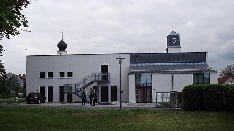 Im neuen Glanz präsentieren sich nach der Generalsanierung das Pfarrzentrum und die Kirche "Sankt Elisabeth" in Küps. Foto: Dieter Wolf