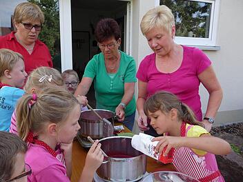 Die Kinder kochen Marmelade mit eigenen Beeren. Foto: OGV Thulba
