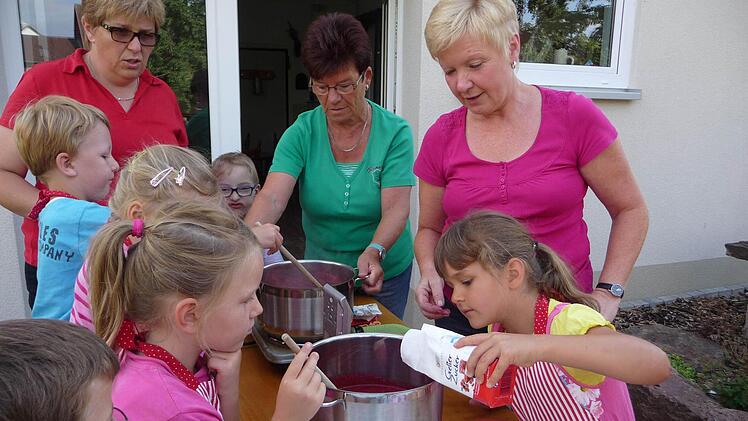 Die Kinder kochen Marmelade mit eigenen Beeren. Foto: OGV Thulba
