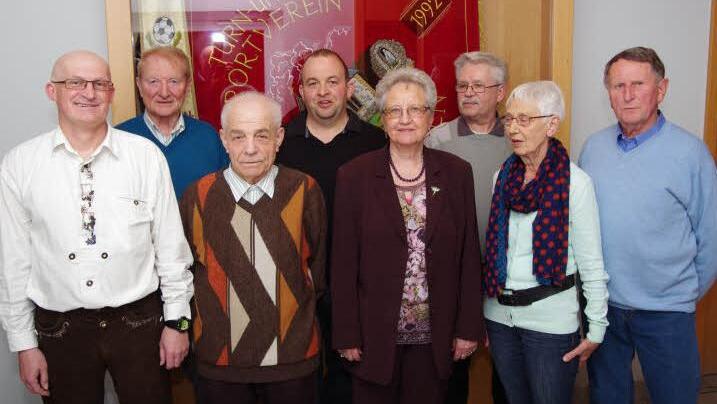 Vorsitzender Michael Graf (von links) zeichnete beim TSV Arnshausen etliche Mitglieder für langjährige Treue aus: Leo Schmitt, Erwin Kaufmann, Hermann Heid, Annemarie Rottenberger, Karl-Josef Schmitt, Berna Behr und Rudolf Greubel. Foto: Klaus Werner