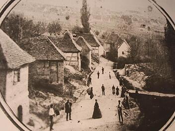 Der Höchstadter Kellerberg im Jahr 1875. Rechts die Hopfenfelder.