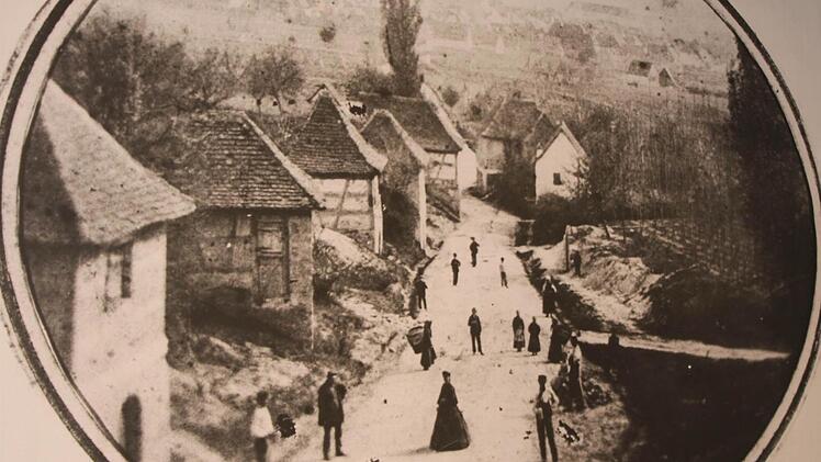 Der Höchstadter Kellerberg im Jahr 1875. Rechts die Hopfenfelder.