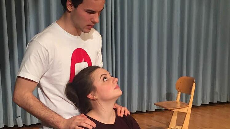 Albert und Victoria" heißt ihr Traum. Das Ensemble mit Marie-Sophie Weidinger und Valentin Fruntke probt bereits in Beiersdorf. Verantwortlich zeichnen Robin Höhn, Ulrike Barz und Siegfried Pecher.  Fotos: privat