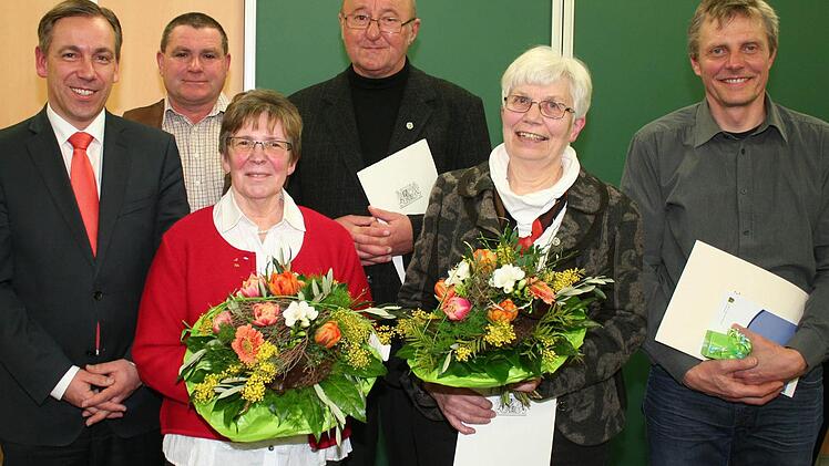 Alexander Tritthart, Dietbert Riedl, Friedel Ertel, Nikolaus Spörlein, Margarete Müller und Friedrich Großkopf (v. l.) bei der Ehrung Foto: Evi Seeger