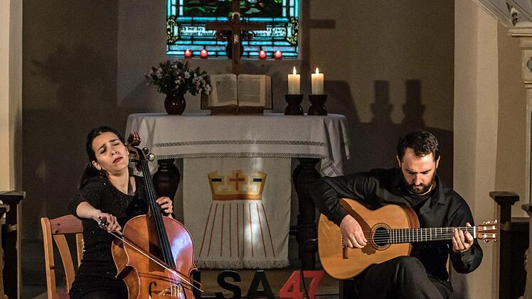 Das Duo Zaruk gastierte in der Johanneskirche Elsa: Cellistin Iris Azquinezer und Gitarrist Rainer Seiferth. Foto: Jochen Berger