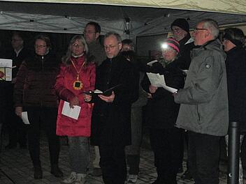 Pastoralreferent Markus Waite (Mitte), Organisator der Gedenkfeier, umrahmte mit einer Musik- und Gesangsgruppe die Erinnerungsstunde. Winfried Ehling