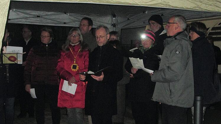 Pastoralreferent Markus Waite (Mitte), Organisator der Gedenkfeier, umrahmte mit einer Musik- und Gesangsgruppe die Erinnerungsstunde. Winfried Ehling