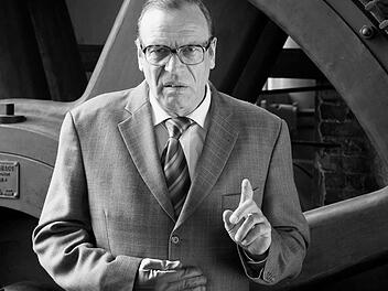 Der renitente Rentner Lothar Dombrowsik deutet in der Kommunbräu die Zeichen der Zeit. Beim Auftritt am 3. Mai in Kulmbach packt der bekannte Kabarettist Georg Schramm wieder die legendäre Lederhand aus. Foto: Achim Käflein