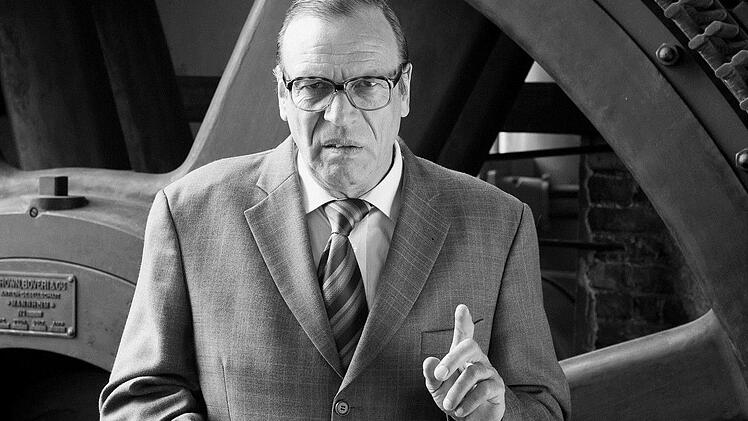 Der renitente Rentner Lothar Dombrowsik deutet in der Kommunbräu die Zeichen der Zeit. Beim Auftritt am 3. Mai in Kulmbach packt der bekannte Kabarettist Georg Schramm wieder die legendäre Lederhand aus. Foto: Achim Käflein