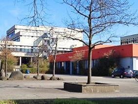 Das Gymnasium in Spardorf wird abgerissen.  Foto: privat