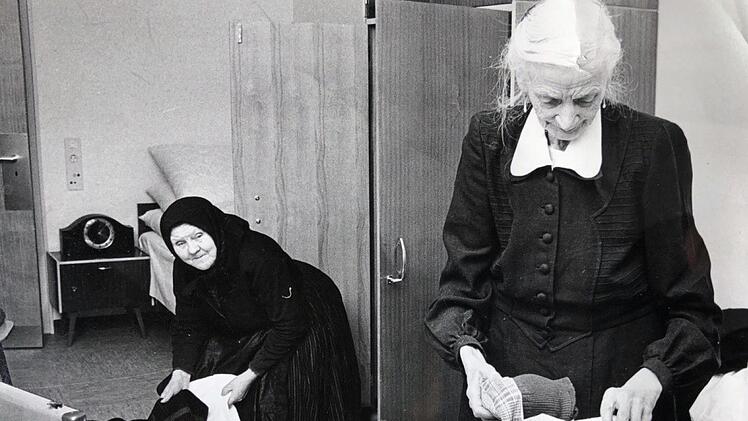 Eine typische Szene aus einem Zimmer des Banzer Altenheims.Archiv Heinz Pfuhlmann