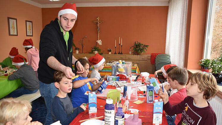 Basteln eines R&auml;ucherh&auml;uschens mit Betreuer Patrick. Foto: Uschi Prawitz
