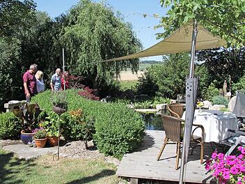 Der Teich im Garten von Gabi und Michael Herler war 2019 beim Tag der offenen Gartent&uuml;r das Ziel vieler Hobbyg&auml;rtner, die sich Anregungen holen wollten. Am 28. Juni 2020 &ouml;ffnen sich die Pforten des Obstlehrgartens beim n&auml;chsten Tag der offenen Gartent&uuml;r. Foto: Archiv, Alexandra Kemnitzer