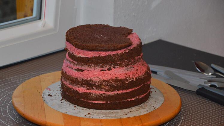 Zu Beginn legt Manuela Kapitz zwei Schokokuchen übereinander, die sie mit Himbeer-Buttercreme verfeinert hat. Foto: Michael Kapitz