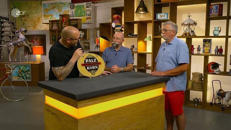 Für das Werbeschild für Korn wünschte sich der Verkäufer zirka 80 Euro. Sven Deutschmanek war einverstanden. Jan Cizek setzte noch einen drauf und erstand den Alkohol-Werbeträger für 150 Euro.