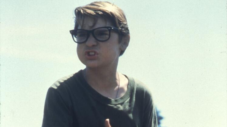 Auch er kommt aus einem problematischen Elternhaus: Teddy Duchamp (Corey Feldman) neigt zu gewaltt&auml;tigem Verhalten, weil er es von seinem Vater, einem Weltkriegs-Veteranen, nicht anders lernte.