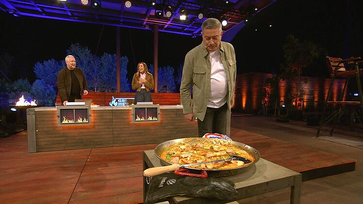 Gute Idee: Henssler servierte seine Paella in der gro&szlig;en Pfanne zur Selbstbedienung. Das kam bei Joachim Llambi gut an, die Paella dagegen weniger.