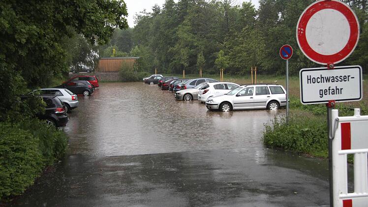 Der Parkplatz an der steinernen Brücke.