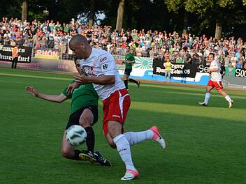 Knackiges Duell vor großer Kulisse: Schweinfurts Stefan Seufert gegen den Würzburger Torschützen Ricardo Borba (vorne). Foto: Jürgen Schmitt