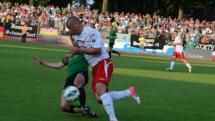 Knackiges Duell vor großer Kulisse: Schweinfurts Stefan Seufert gegen den Würzburger Torschützen Ricardo Borba (vorne). Foto: Jürgen Schmitt