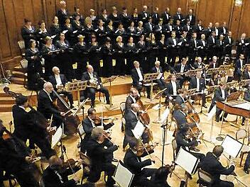 Imposantes Bild: die Tschechische Philharmonie in Haydn-Besetzung und der Philharmonische Chor Prag