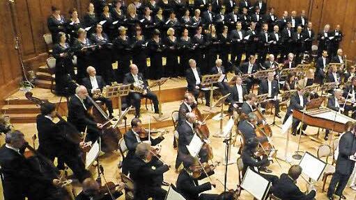 Imposantes Bild: die Tschechische Philharmonie in Haydn-Besetzung und der Philharmonische Chor Prag
