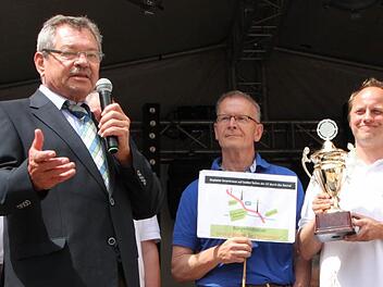 Damals noch Forums-Vorsitzender: Hans Rohrmüller bei der Vergabe des Stadtfest-Pokals in Bad Brückenau. Foto: Ulrike Müller/Archiv