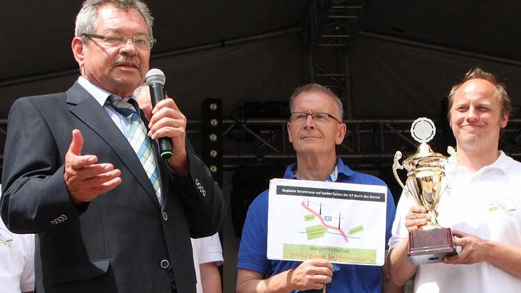 Damals noch Forums-Vorsitzender: Hans Rohrmüller bei der Vergabe des Stadtfest-Pokals in Bad Brückenau. Foto: Ulrike Müller/Archiv