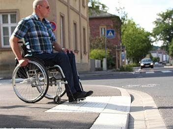 Der Zugang zu Arztpraxen oder Hotels ist für Rollstuhlfahrer oft ein Problem.  Foto: Carmen Schmitt/ Archiv