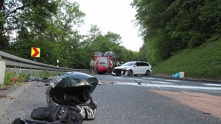 Kurz nach Kasendorf (in Richtung Azendorf) war ein Motorradfahrer in einen VW geschleudert. Foto: Jürgen Gärtner