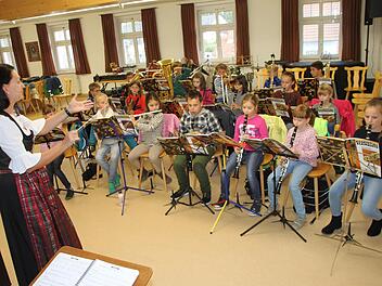 Mit 20 Kindern startet die dritte Bläserklasse unter der Leitung von Elke Höhn.  Foto: Dagmar Besand