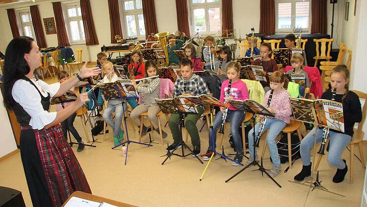Mit 20 Kindern startet die dritte Bläserklasse unter der Leitung von Elke Höhn.  Foto: Dagmar Besand