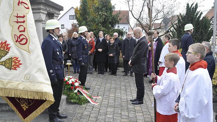 Kranzniederlegung in Reiterswiesen. Foto: Peter Klopf