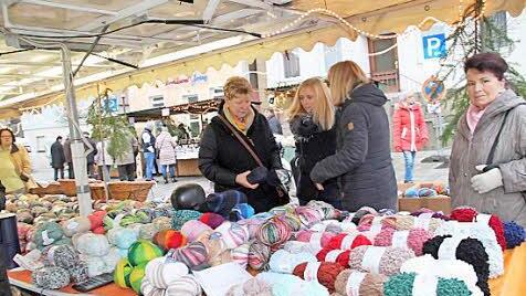 Auch ein Stand mit Wolle bereicherte das Angebot.  Fotos: Gerda Völk