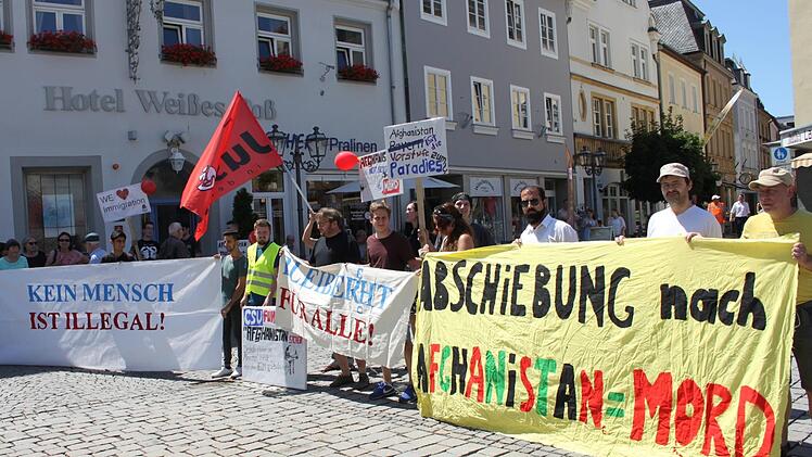 Gegen die CSU, die die Abschiebung von Afghanen in ihre Heimat vorantreibe, wurde auf dem Kulmbacher Marktplatz demonstriert. Fotos: Alexander Hartmann