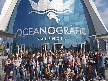 Die Schüler vom Haßfurter Gymnasium zusammen mit ihren spanischen Gastgebern vor dem Gebäude der Partnerschule "I.E.S Gregori Maians" in Oliva bei Valencia. Sogar der Schulleiter Max Bauer ließ es sich nicht nehmen, die Gruppe für ein paar Tage zu begleiten.  Foto: pr