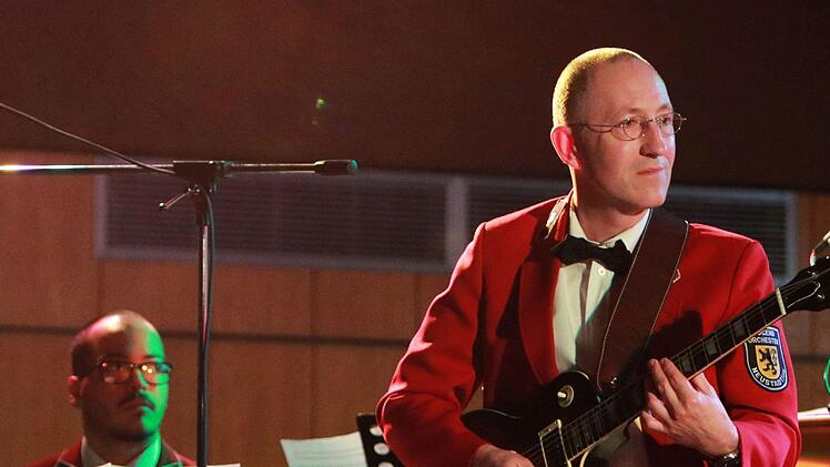 Impressionen vom Galakonzert des Jugendorchesters Neustadt in der Mehrzweckhalle Heubischer Straße. An der Gitarre: Norbert Zitzmann.Foto: Jochen Berger
