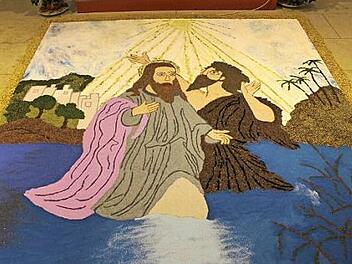 Aus Gewürzen und vielfarbigem Sand haben vier Ehrenamtliche dieses Kunstwerk geschaffen.  Foto: Evi Seeger