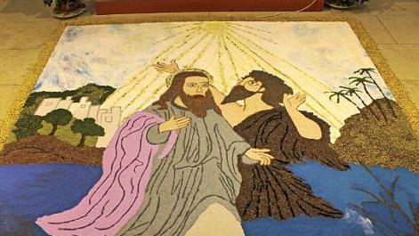 Aus Gewürzen und vielfarbigem Sand haben vier Ehrenamtliche dieses Kunstwerk geschaffen.  Foto: Evi Seeger