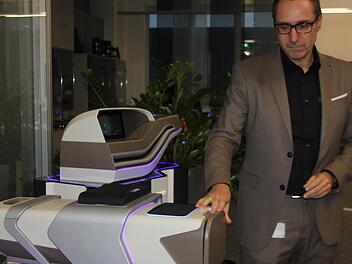 Innovationsmanager Olaf Uhlenbusch stellte einige Prototypen von Mittelkonsolen für die Autos der Zukunft vor.  Foto: Veronika Schadeck