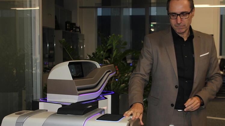 Innovationsmanager Olaf Uhlenbusch stellte einige Prototypen von Mittelkonsolen für die Autos der Zukunft vor.  Foto: Veronika Schadeck