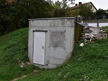 Ein Hochbehälter der Wasserversorgung von Weißenohe, wo ein Streit über die Gründe der Wasserverunreinigung entbrannt ist.  Foto: Petra Malbrich