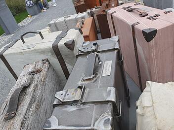 Der Koffer zur Erinnerung an die Verschleppung und Ermordung der Bad Br&uuml;ckenauer Juden steht seit einigen Tagen am "DenkOrt Deportationen" am W&uuml;rzburger Hauptbahnhof. Foto: Steffen Standke